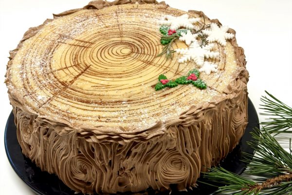 Totre als Baumscheide mit Schneeflocken