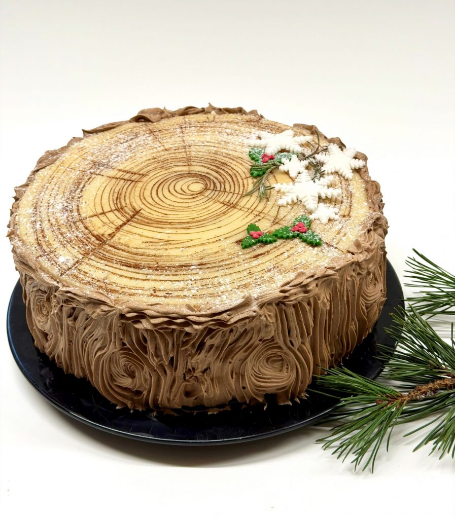 Torte als Baumscheide mit Schneeflocken