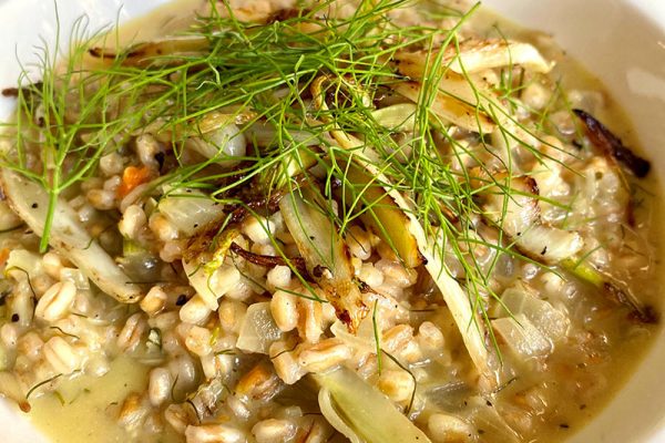 Teller mit Dinkelrisotto mit Fenchel