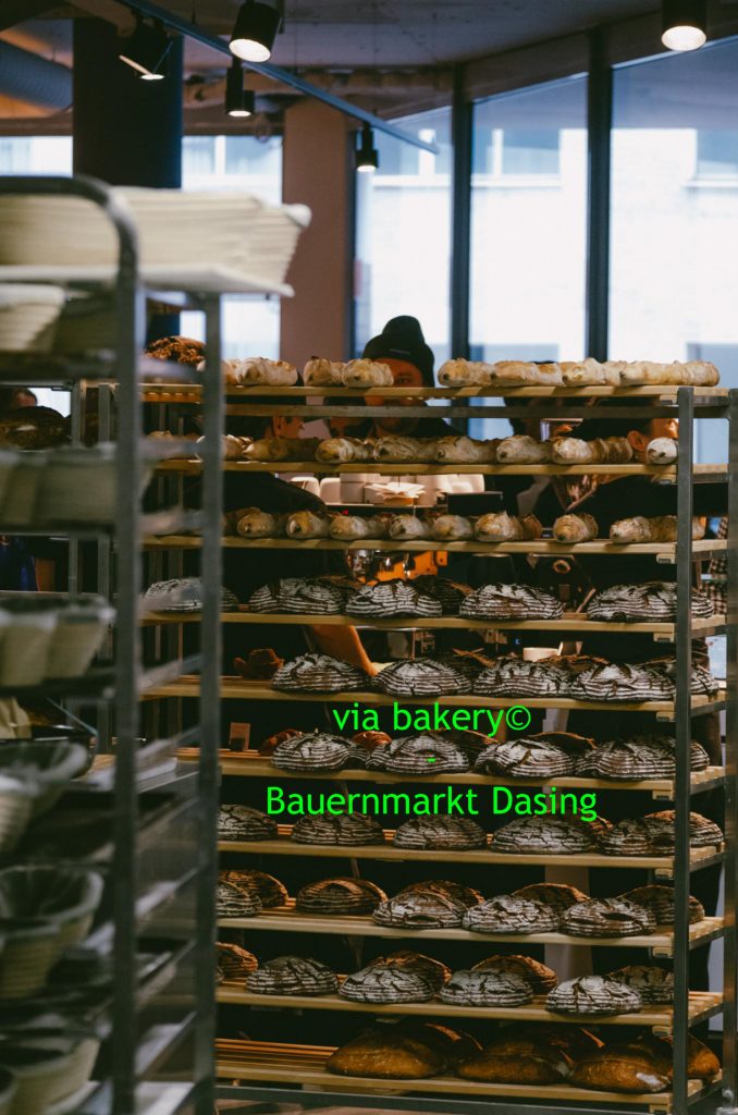 Regal gefüllt mit Broten