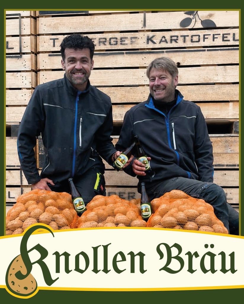 Zwei Männer mit Kartoffeln und Bierfalsche in der Hand